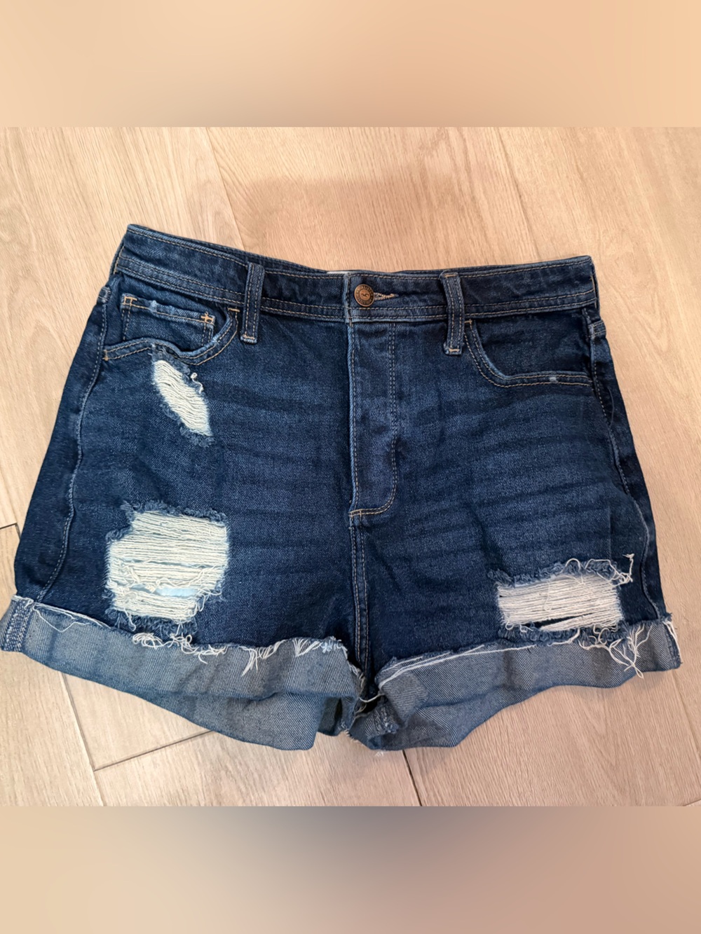 Junior’s CURVY ULTRA HIGH-RISE MOM SHORT 3”HOLLISTER VINTAGE STRETCH  Size 7